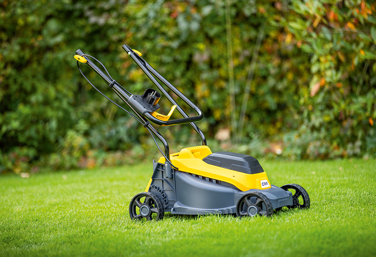 Απεικονίζεται το χλοοκοπτιικό σε έναν κήπο.